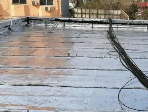 临湘卫生间漏水维修公司分享下临湘屋面楼顶防水刚性防水层施工要点。